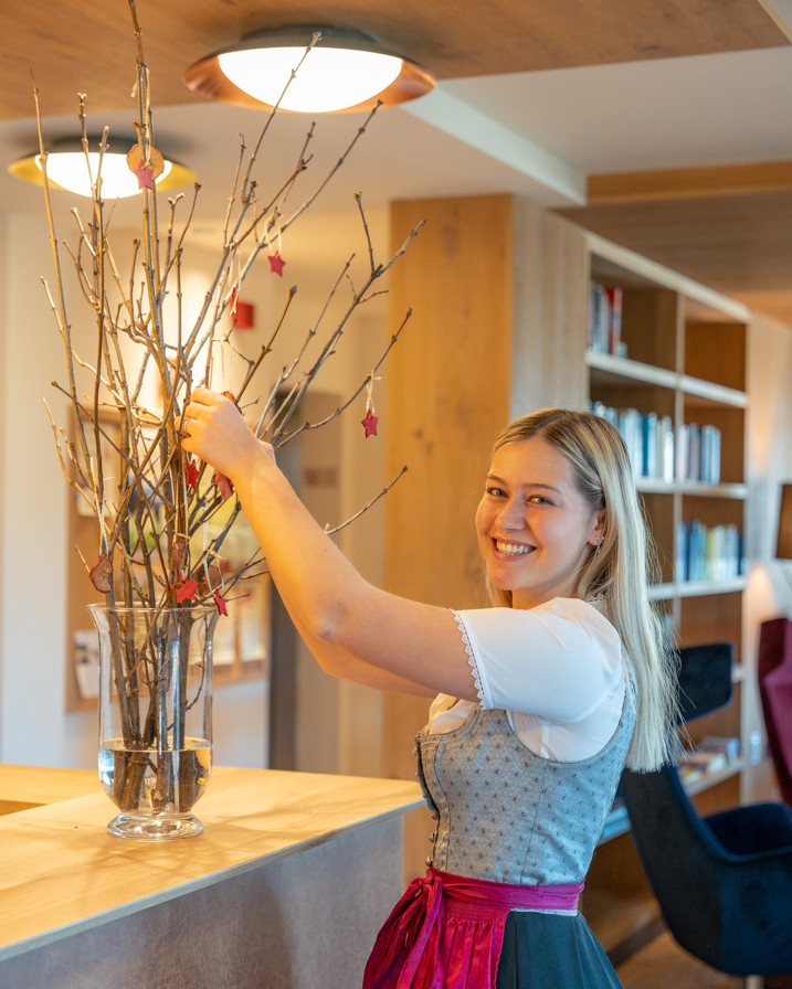 Leonie stellt die Barbarazweige bei uns im Hotel auf