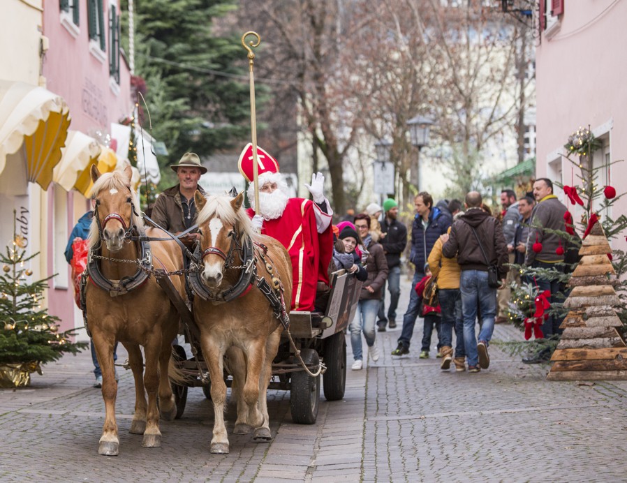 Nikolaus auf Kutsche mit 2 Pferden