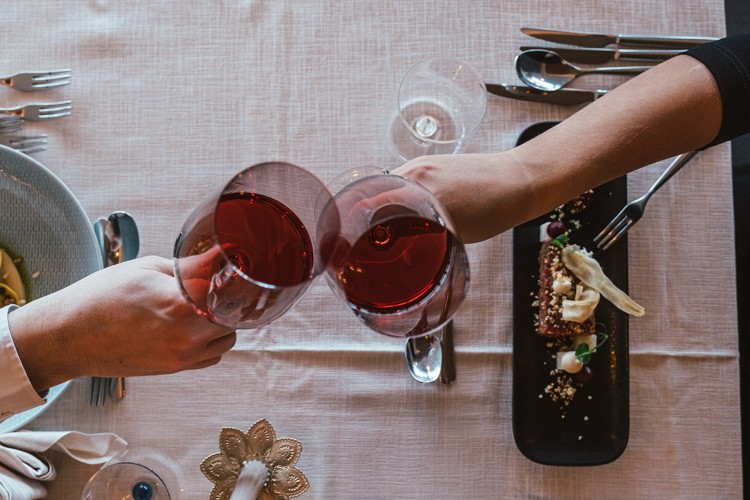 2 Weingläser beim anstossen